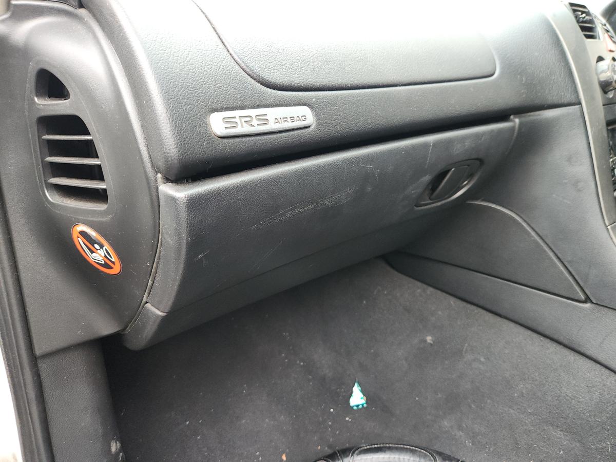 1000936574-Glove Box