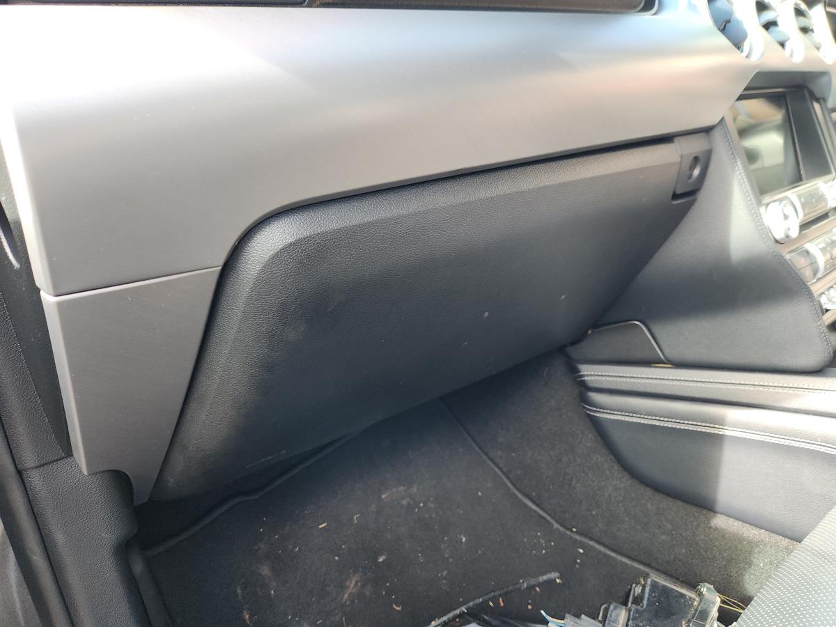 1000934571-Glove Box