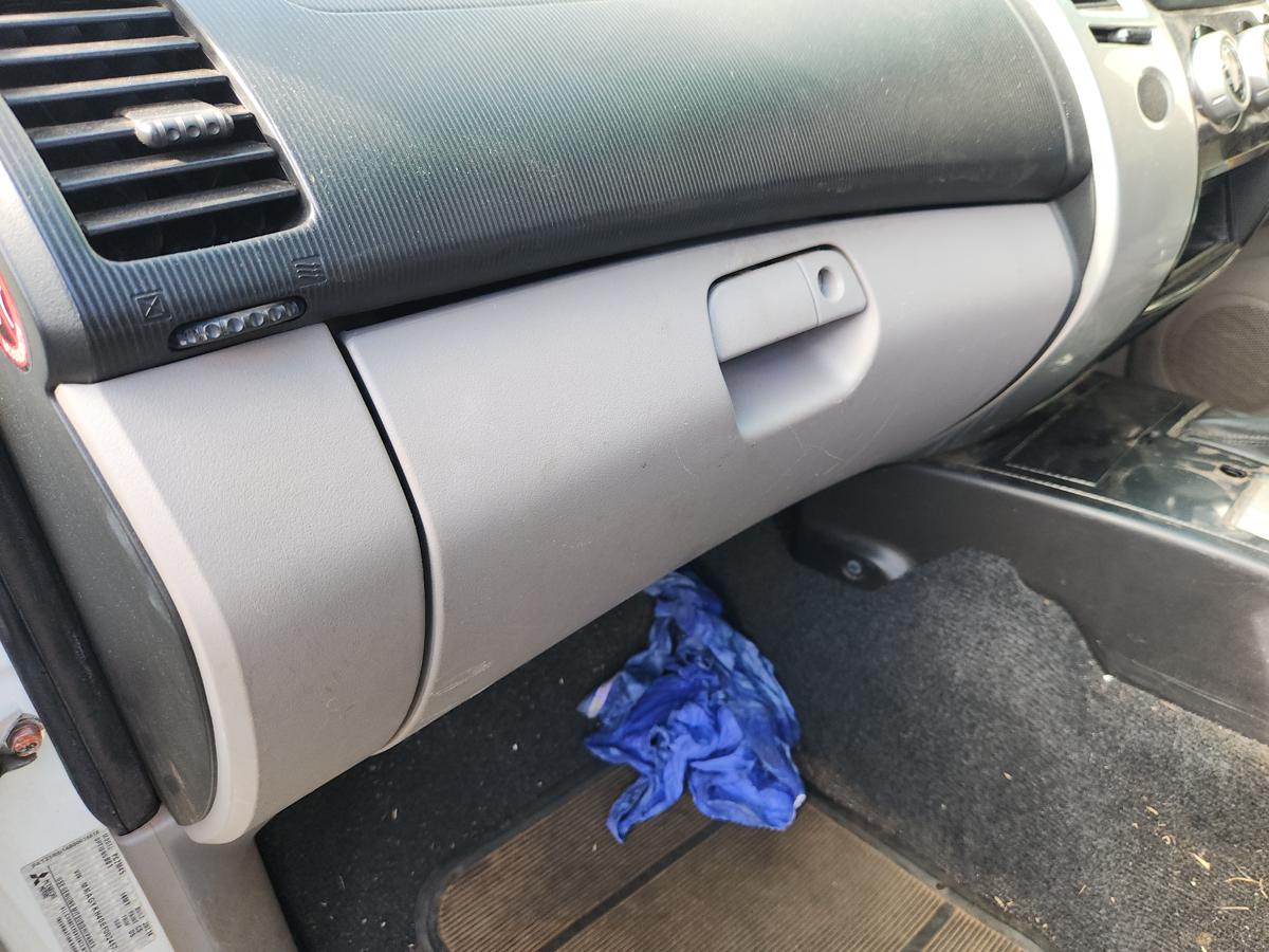 1000938882-Glove Box