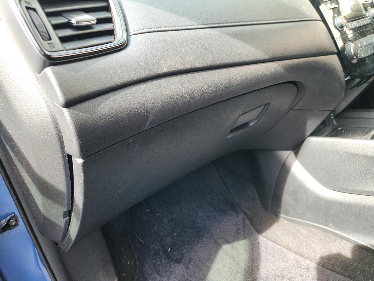 1000939044-Glove Box