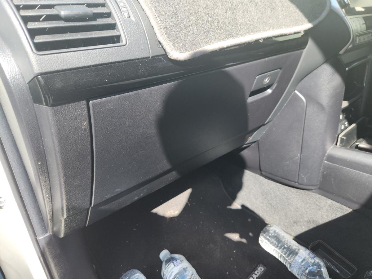 1000940015-Glove Box