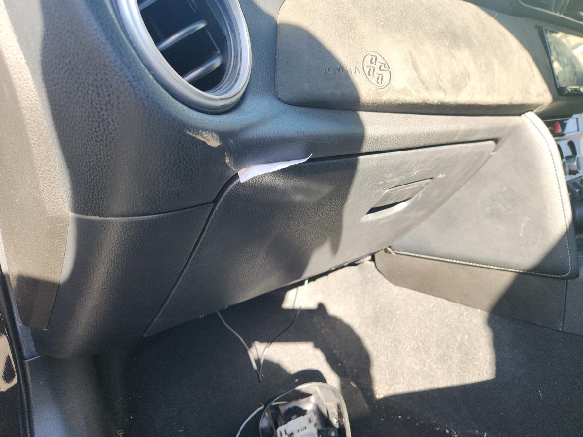 1000929175-Glove Box