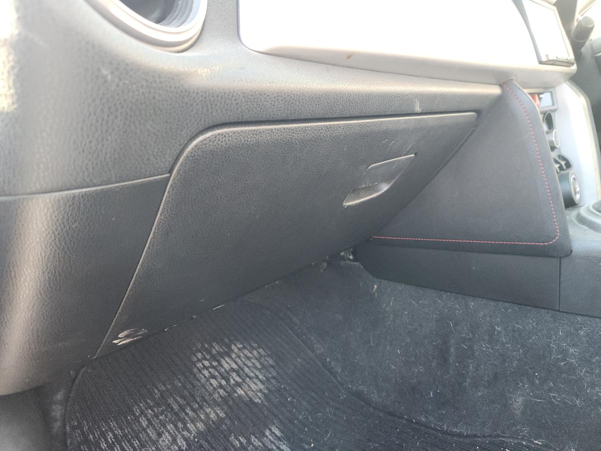 1000933797-Glove Box
