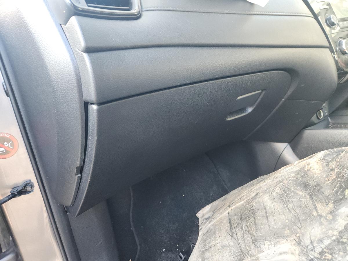 1000933904-Glove Box