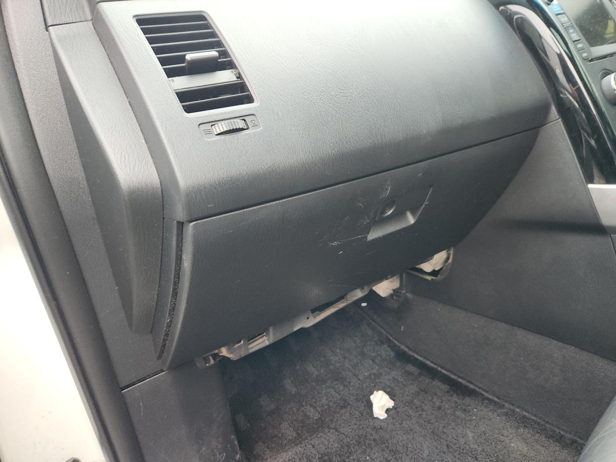 1000937513-Glove Box
