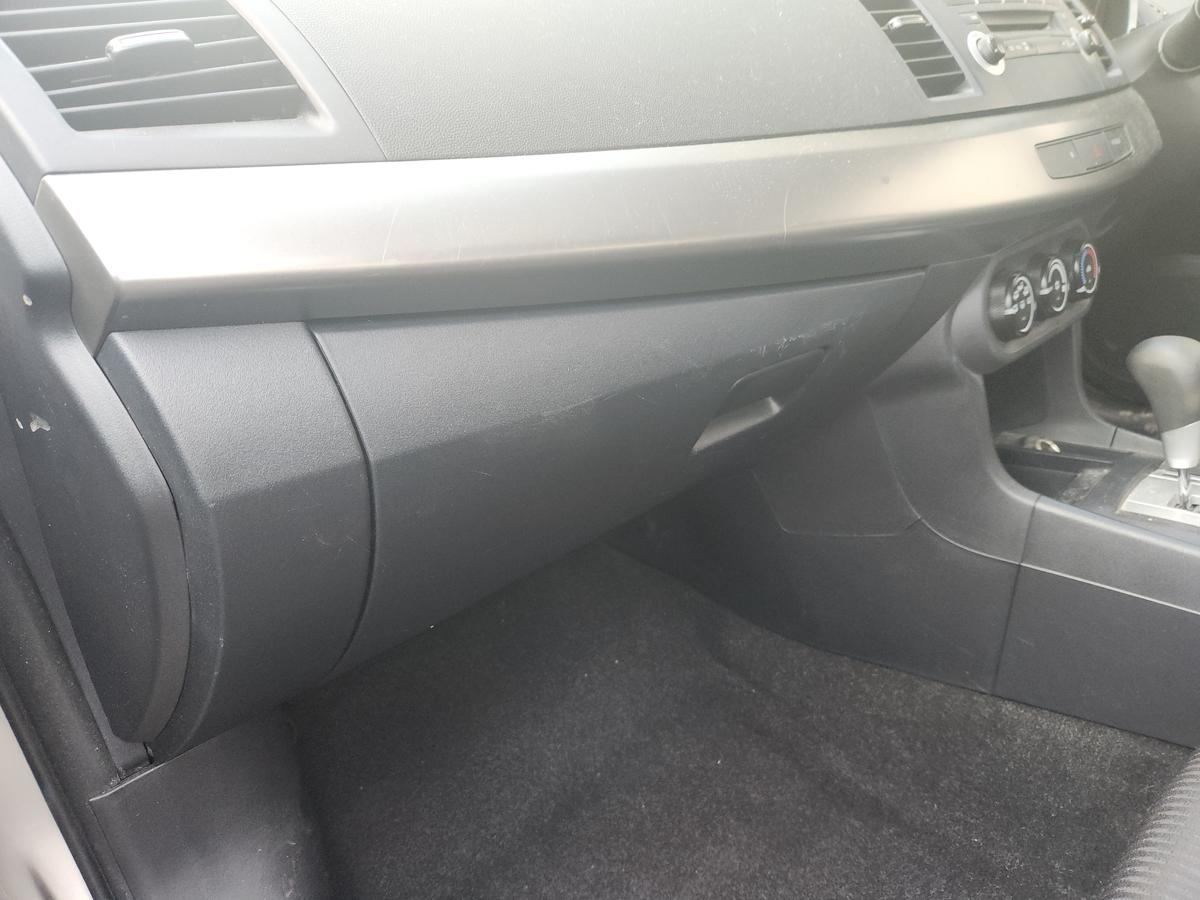 1000940223-Glove Box
