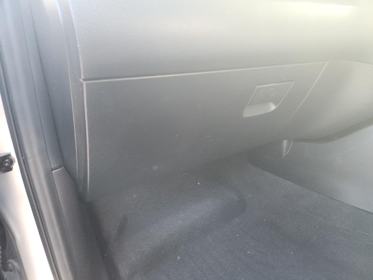 1000940629-Glove Box