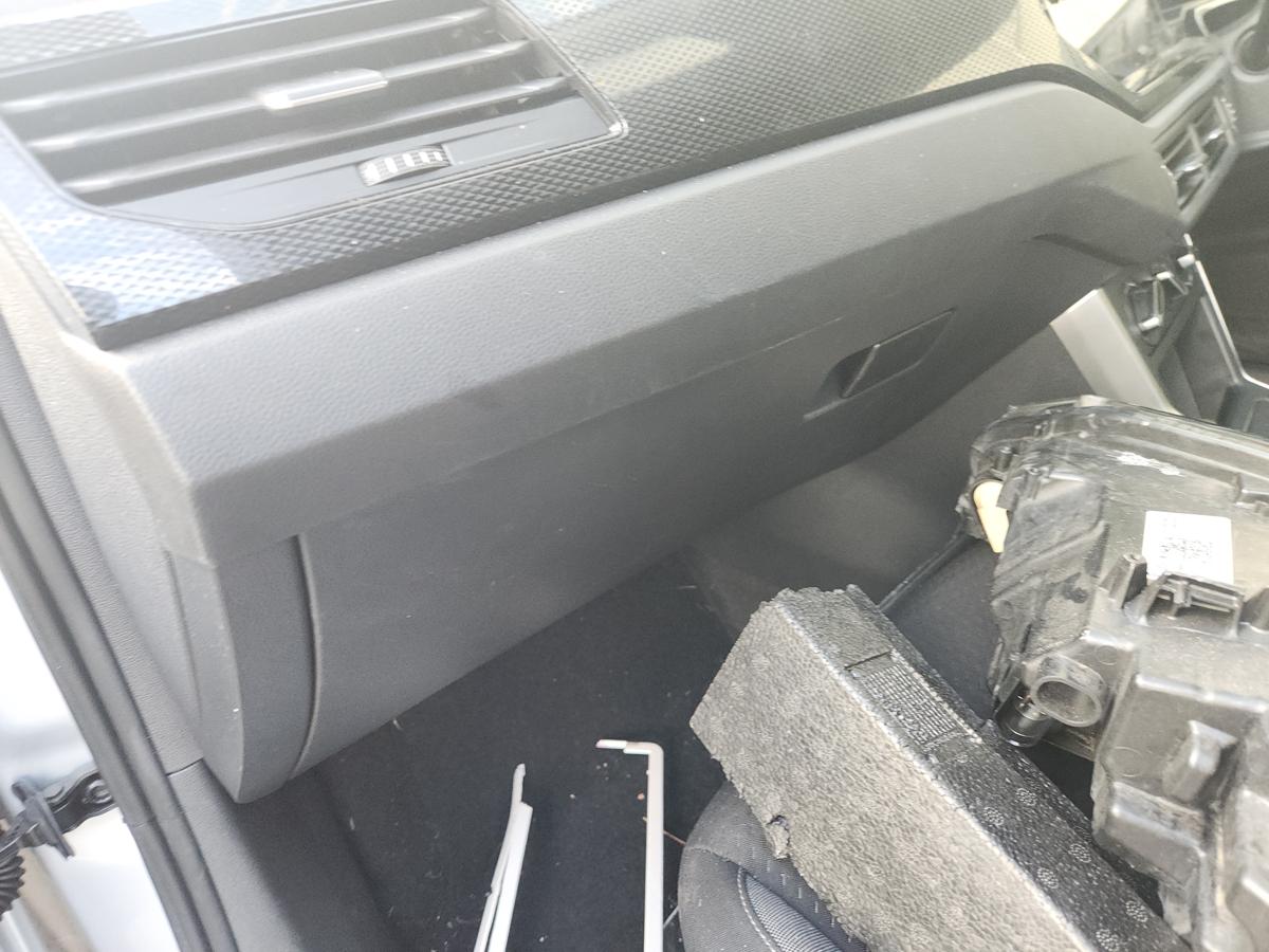 1000940888-Glove Box