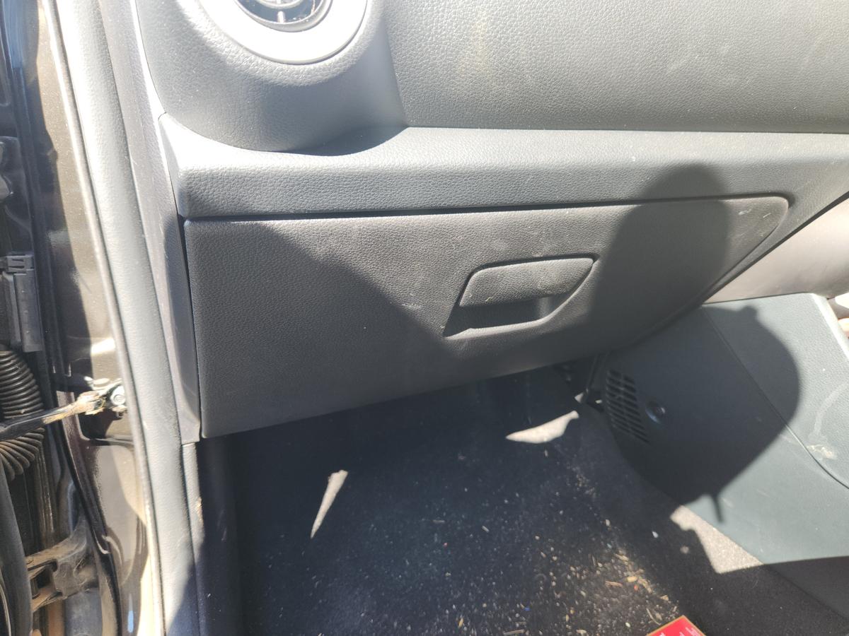 1000941151-Glove Box