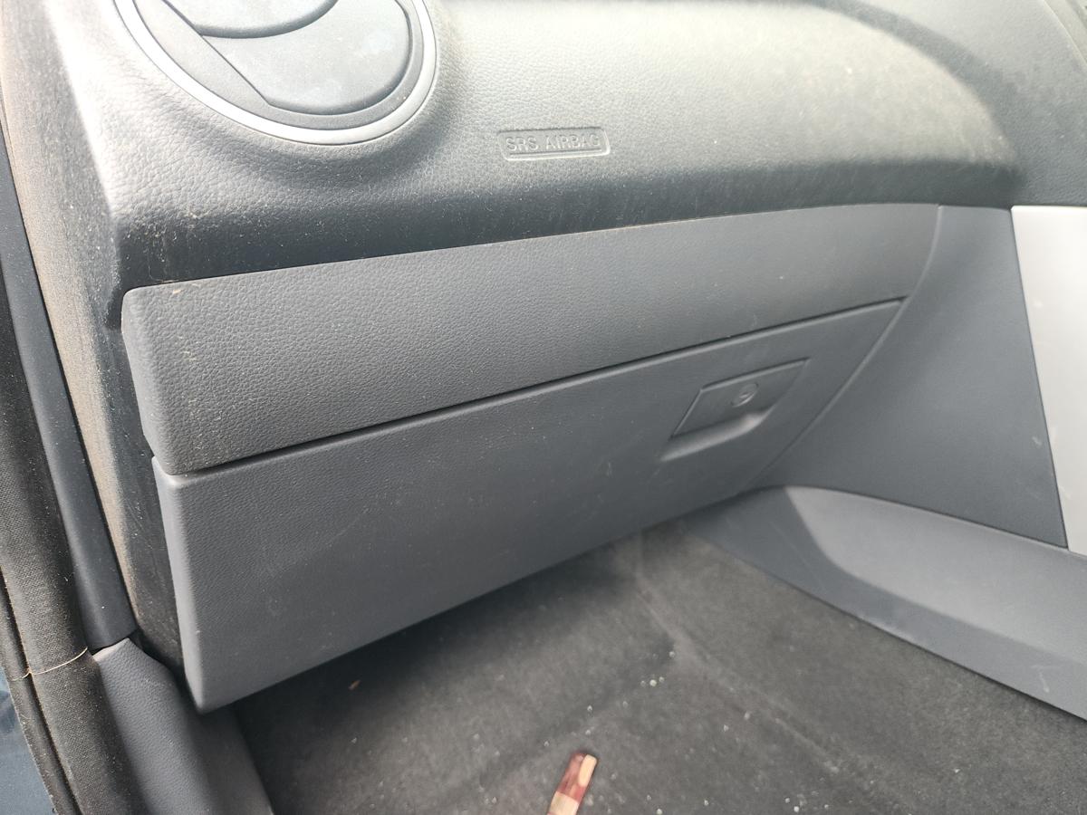 1000941018-Glove Box