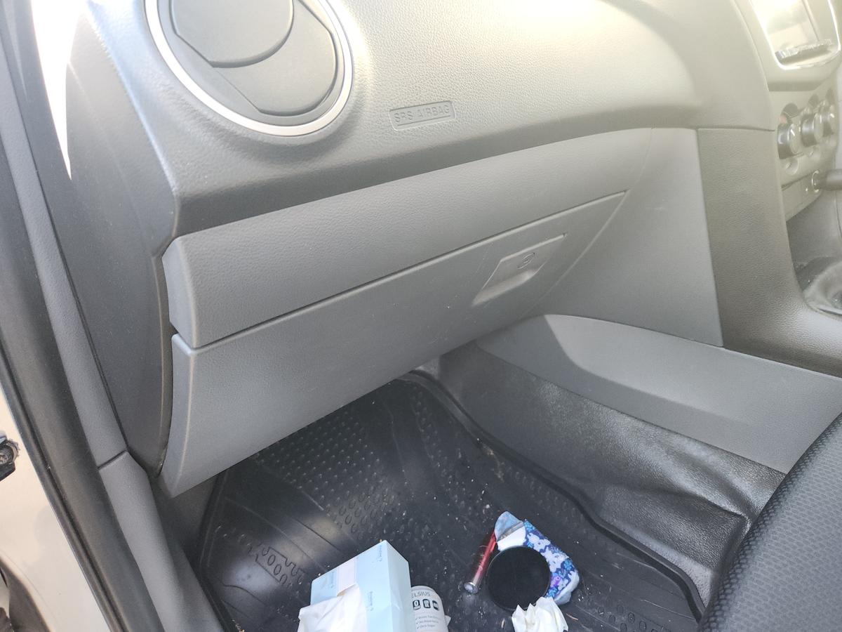 1000941572-Glove Box