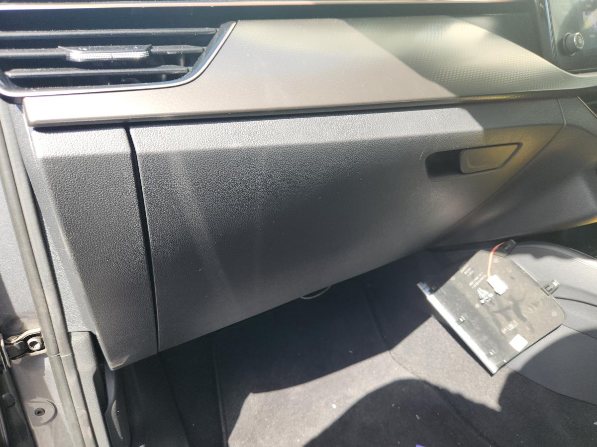 1000942126-Glove Box