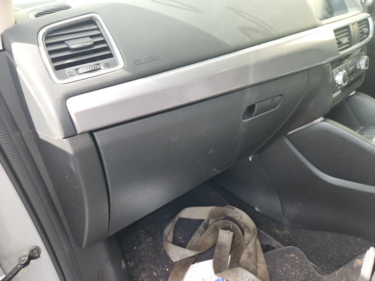 1000943418-Glove Box