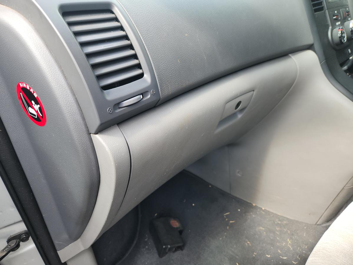 1000943569-Glove Box