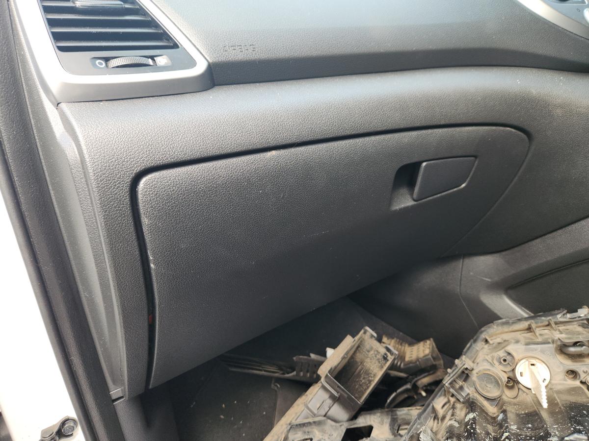 1000943723-Glove Box