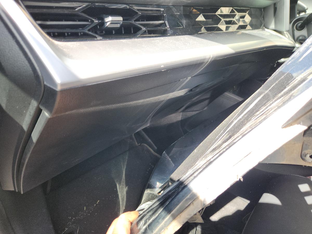 1000944663-Glove Box