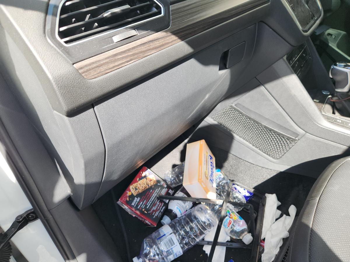 1000944831-Glove Box