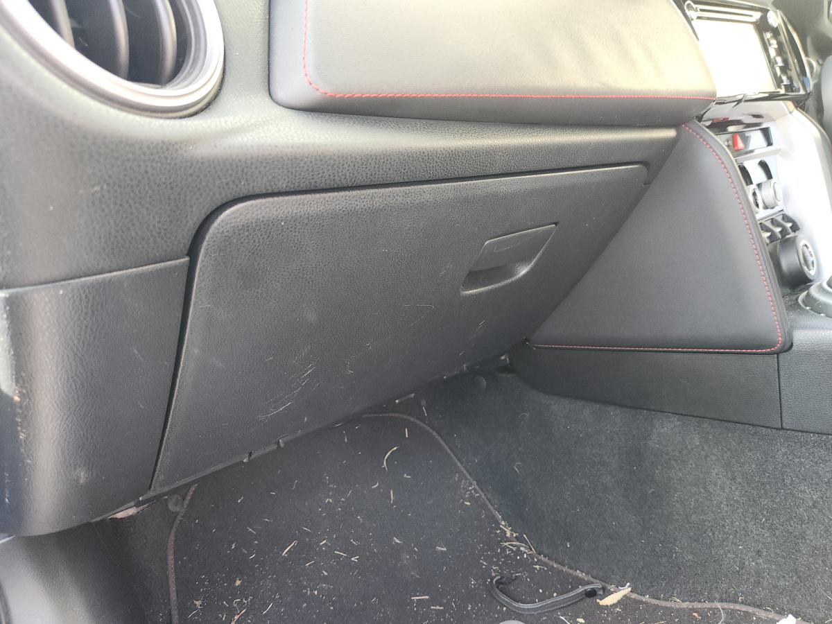1000945599-Glove Box