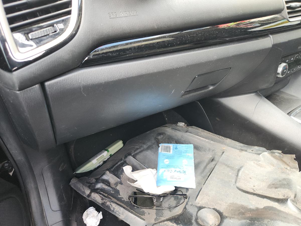 1000945868-Glove Box