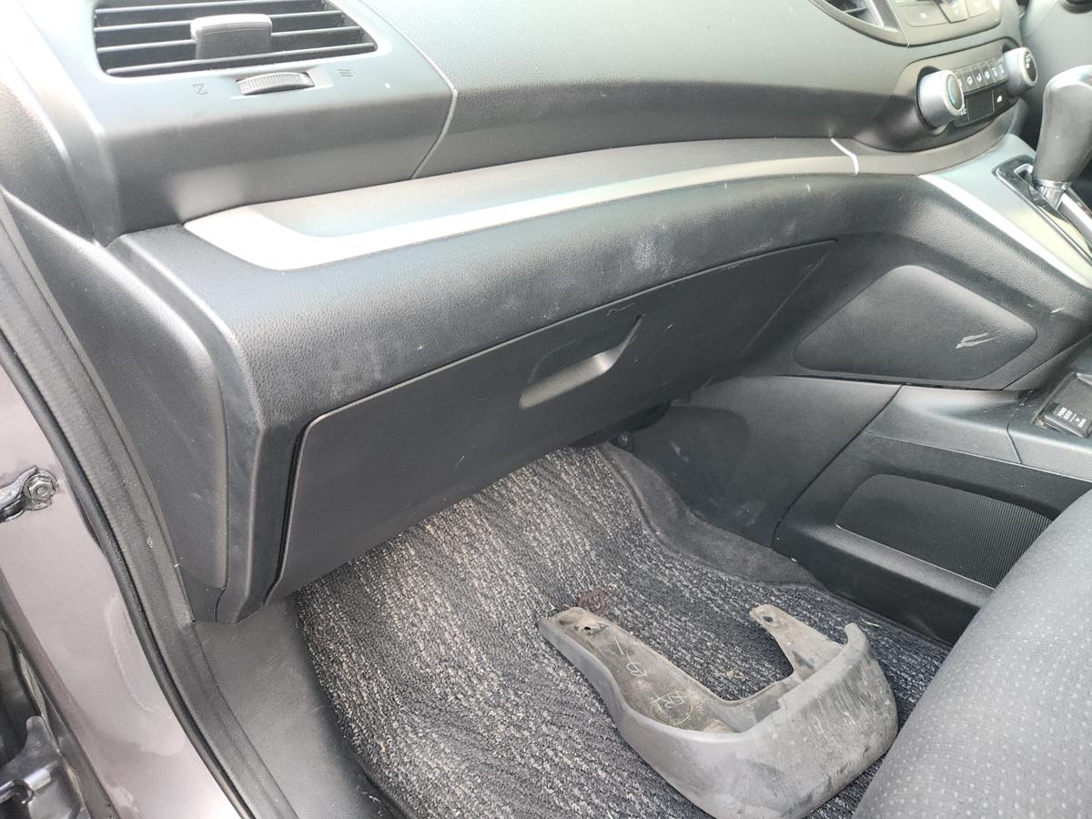 1000946029-Glove Box