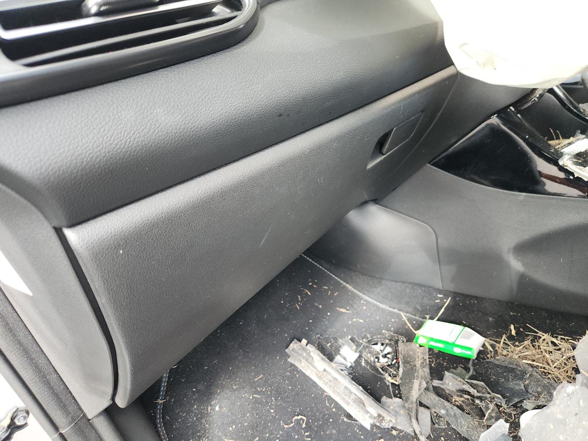 1000946155-Glove Box