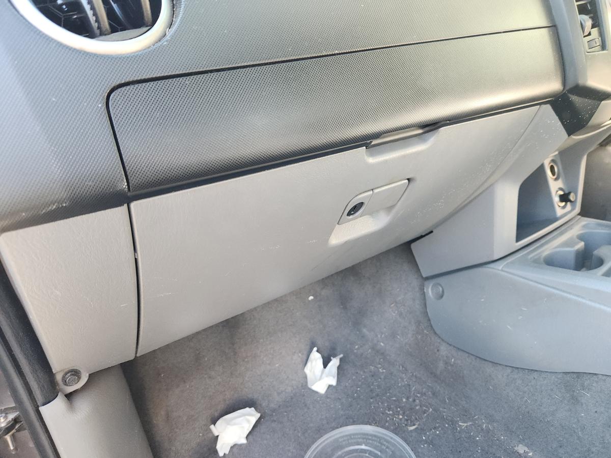 1000946277-Glove Box