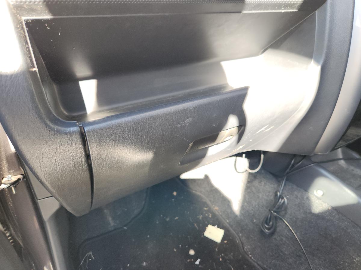 1000946390-Glove Box