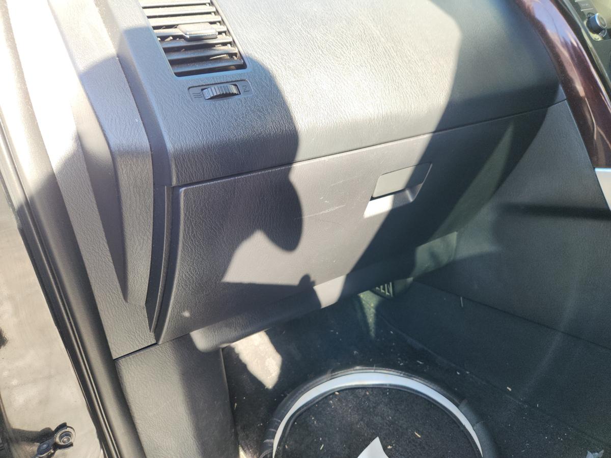 1000945130-Glove Box