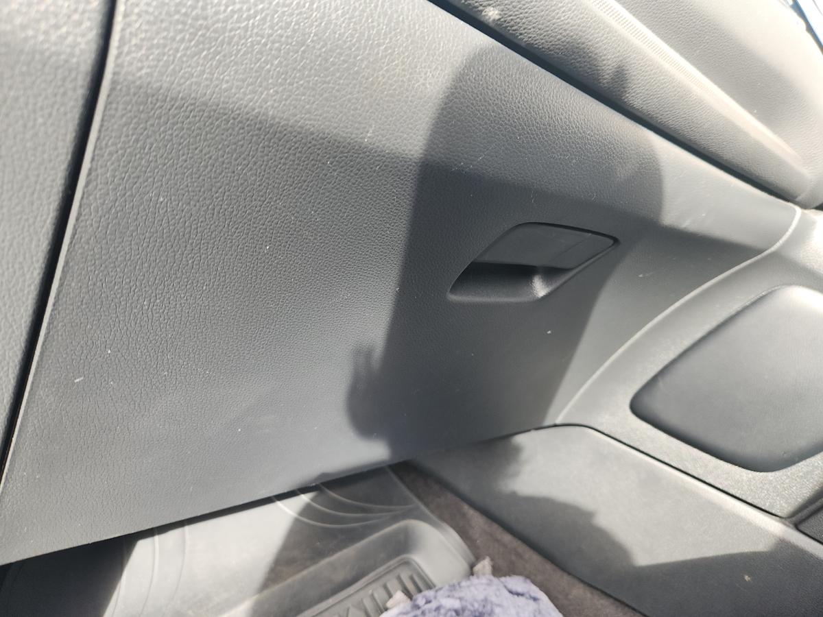 1000932169-Glove Box
