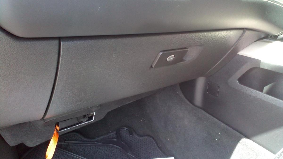 1000708979-Glove Box