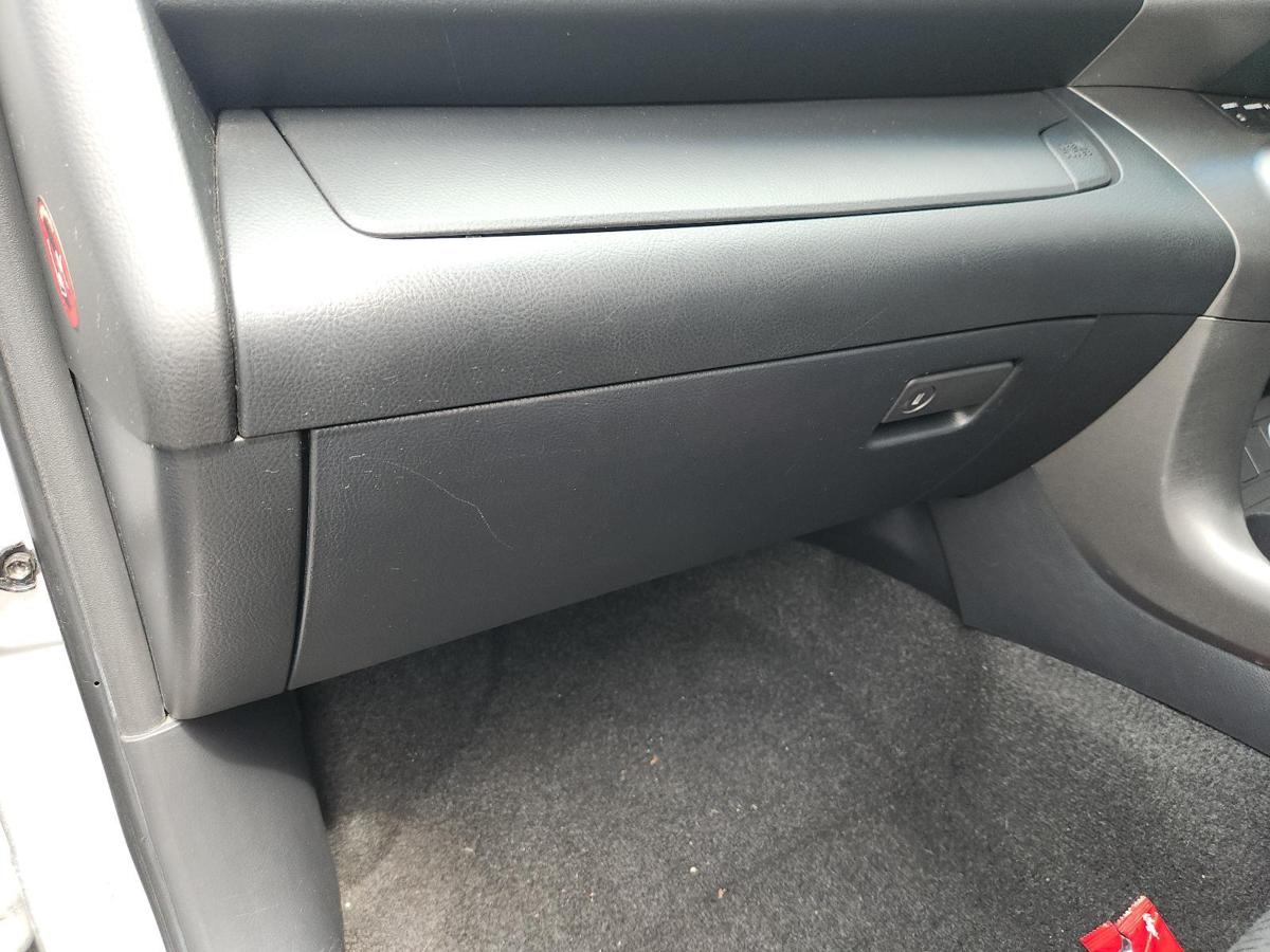 1000894570-Glove Box