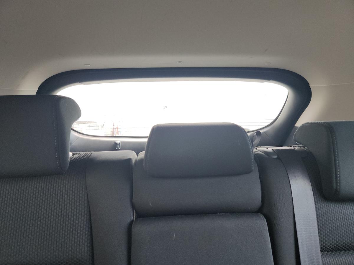 1000943425-Headrest 2nd Centre