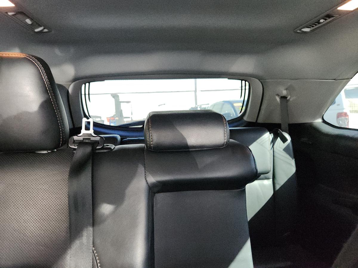 1000944549-Headrest 2nd Centre