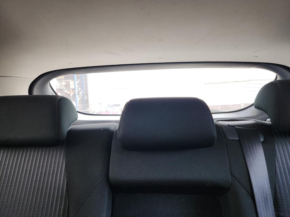 1000945878-Headrest 2nd Centre