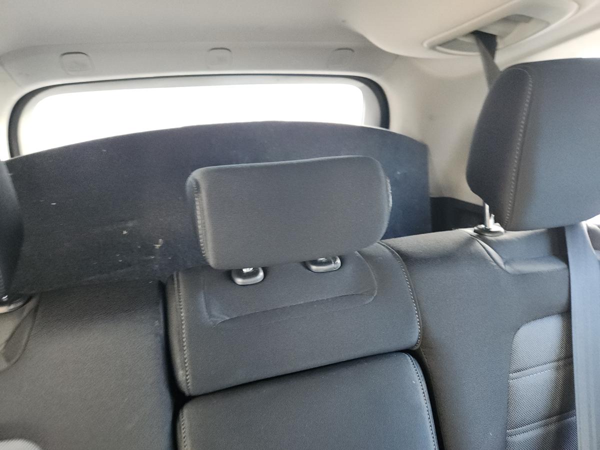 1000932177-Headrest 2nd Centre