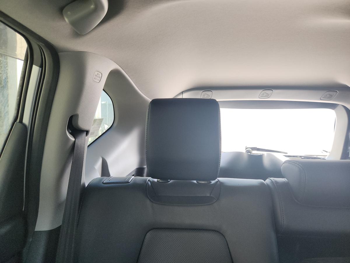 1000942865-Headrest 2nd Row Right