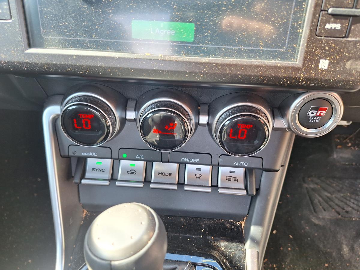 1000925940-Heater/Ac Controls