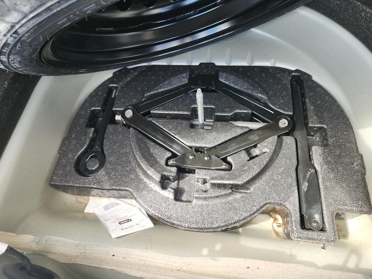 1000942221-Jack/Tool Kit