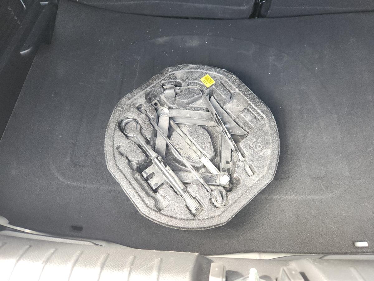 1000942500-Jack/Tool Kit