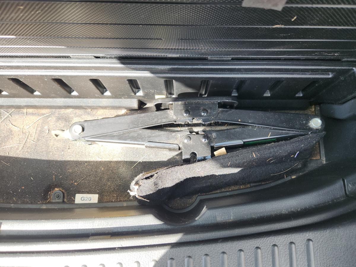 1000944299-Jack/Tool Kit
