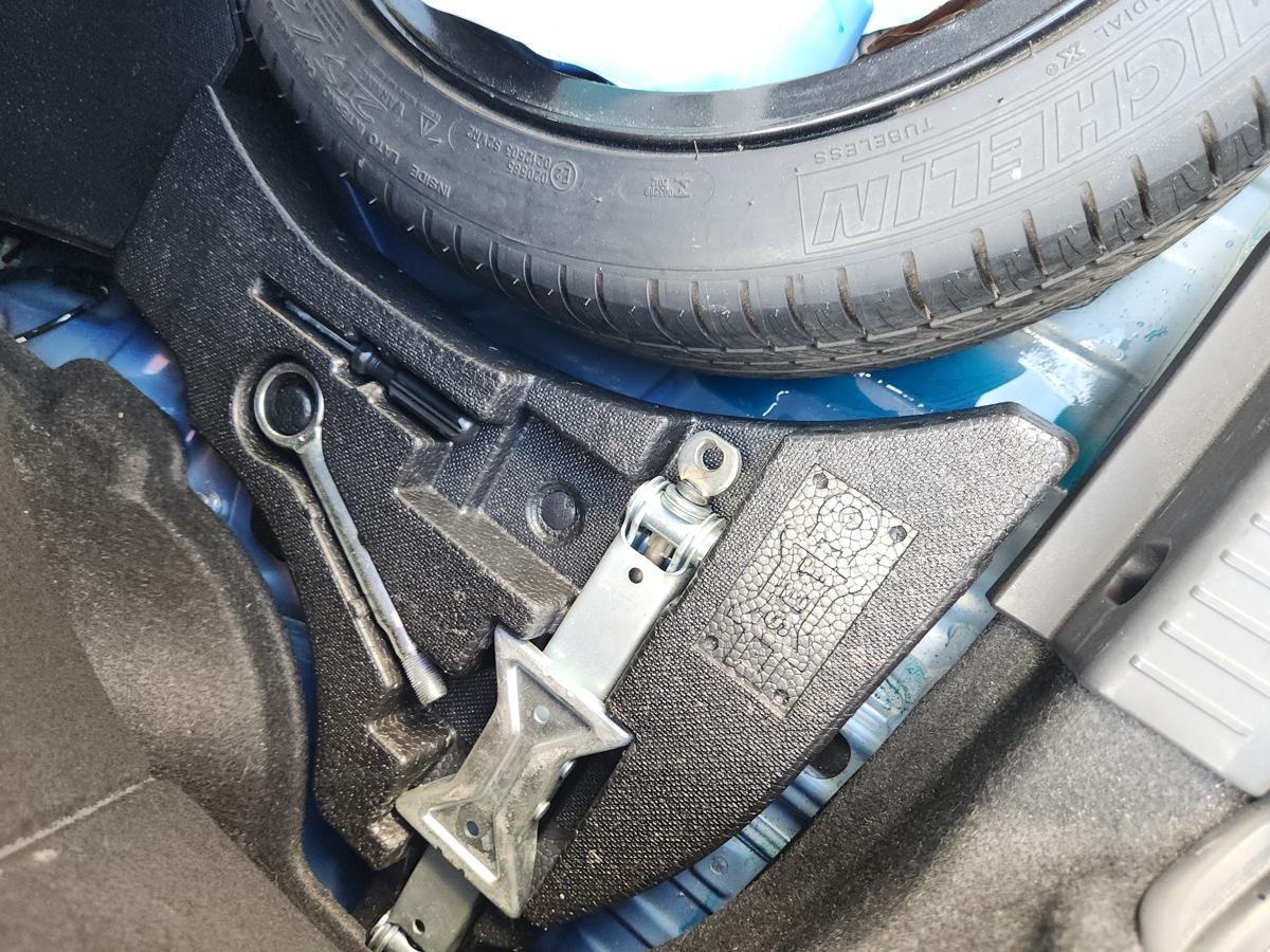 1000945548-Jack/Tool Kit