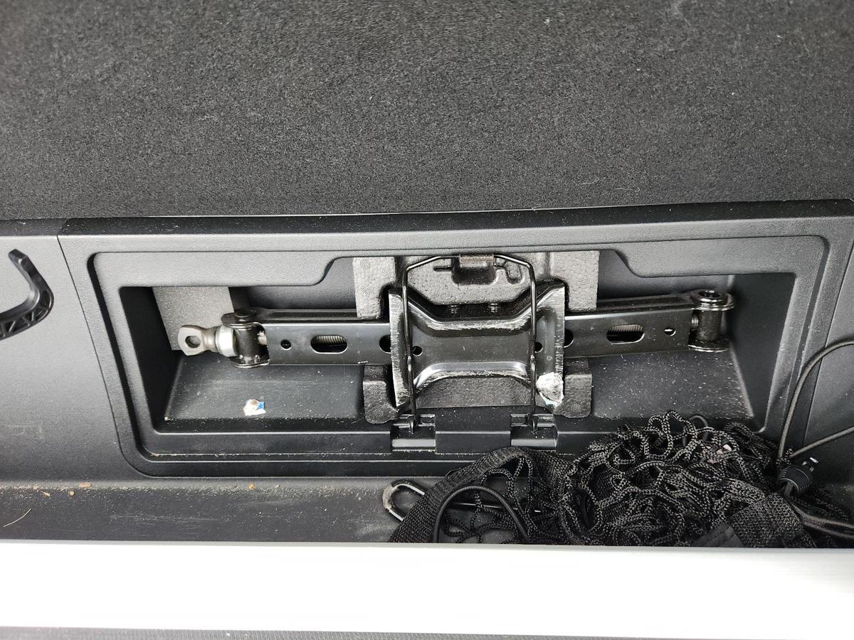 1000901833-Jack/Tool Kit