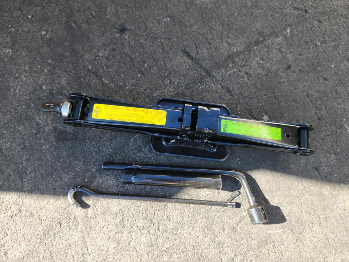 1000930544-Jack/Tool Kit