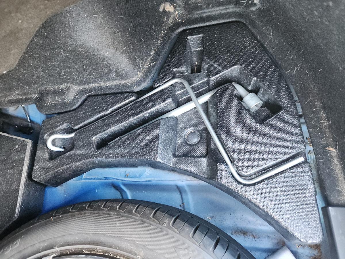 1000933737-Jack/Tool Kit