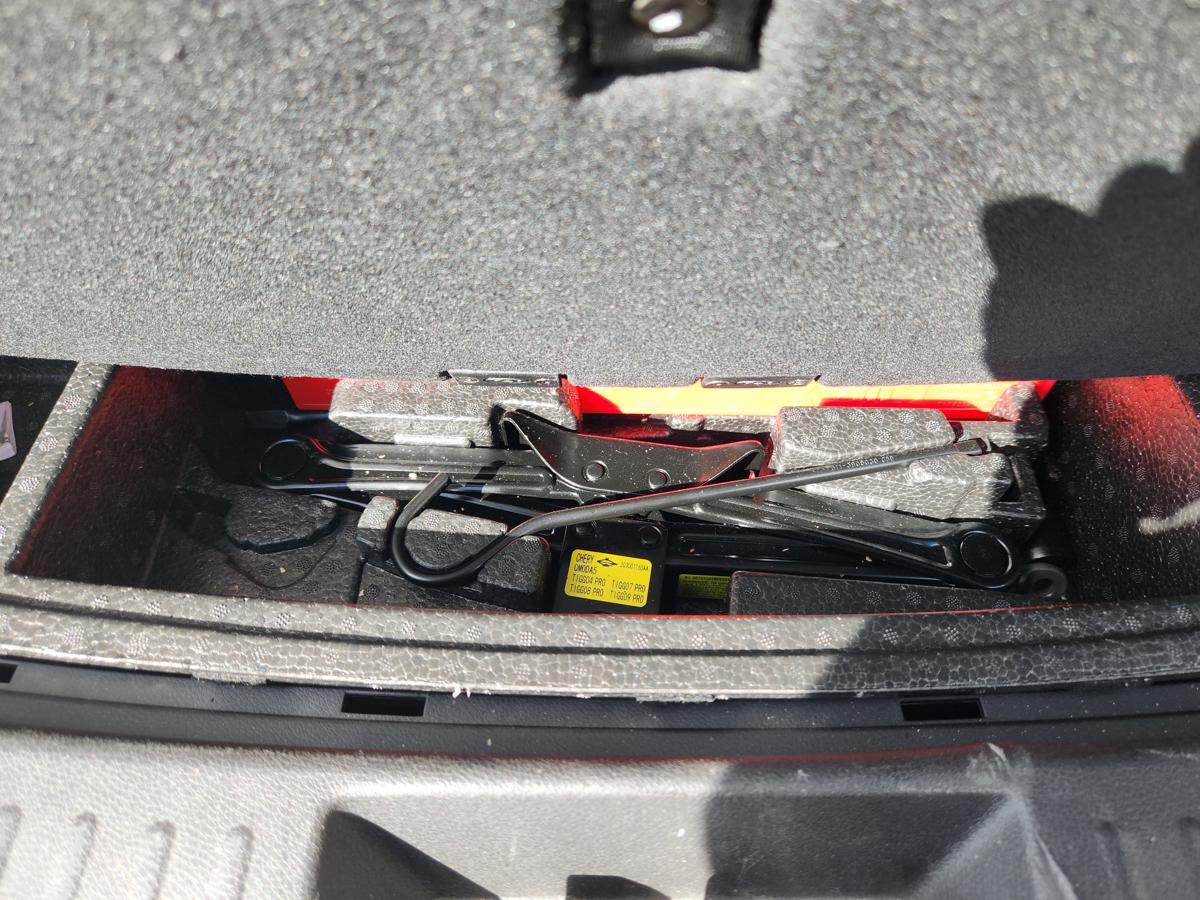 1000915712-Jack/Tool Kit