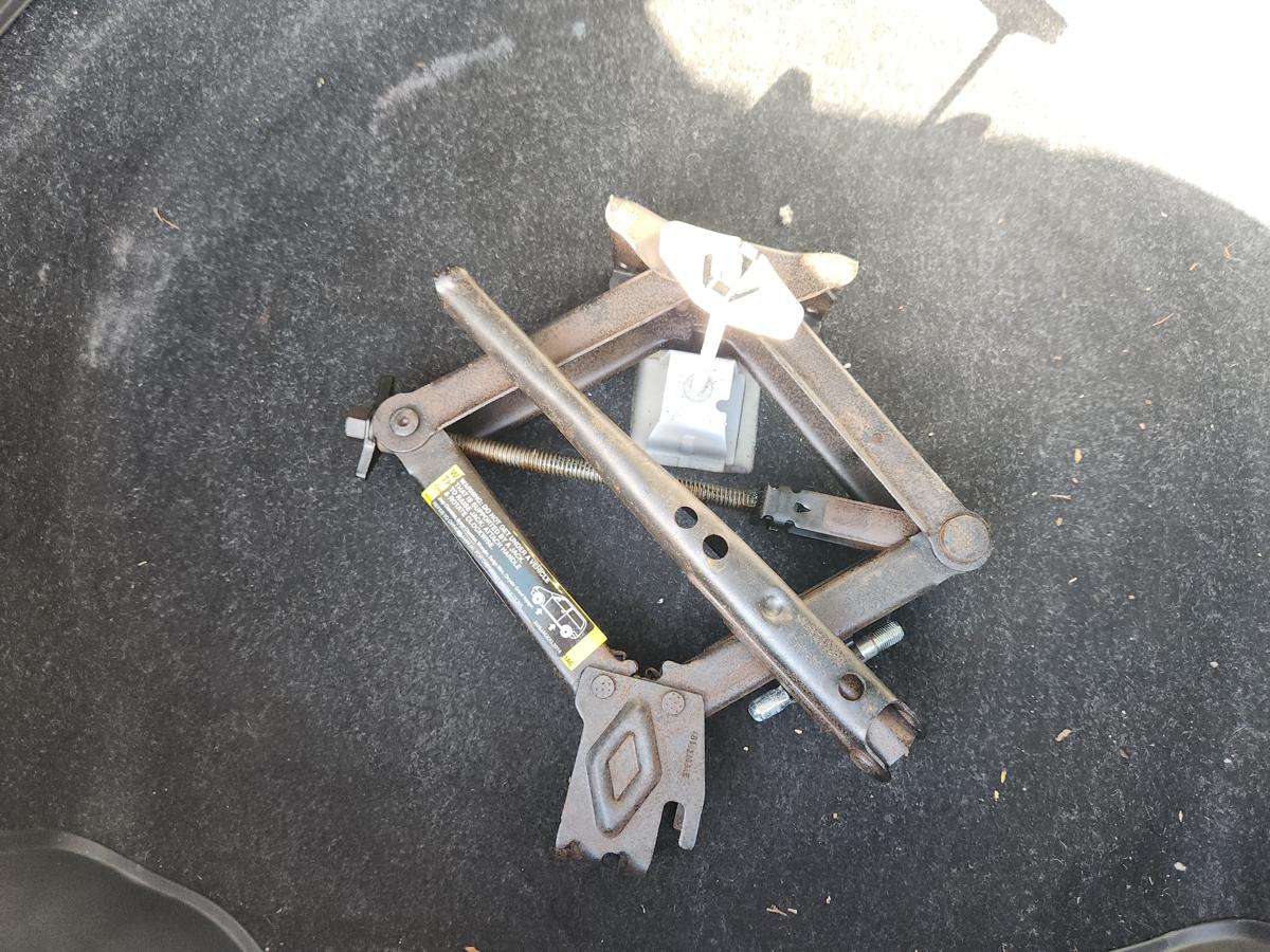 1000932545-Jack/Tool Kit