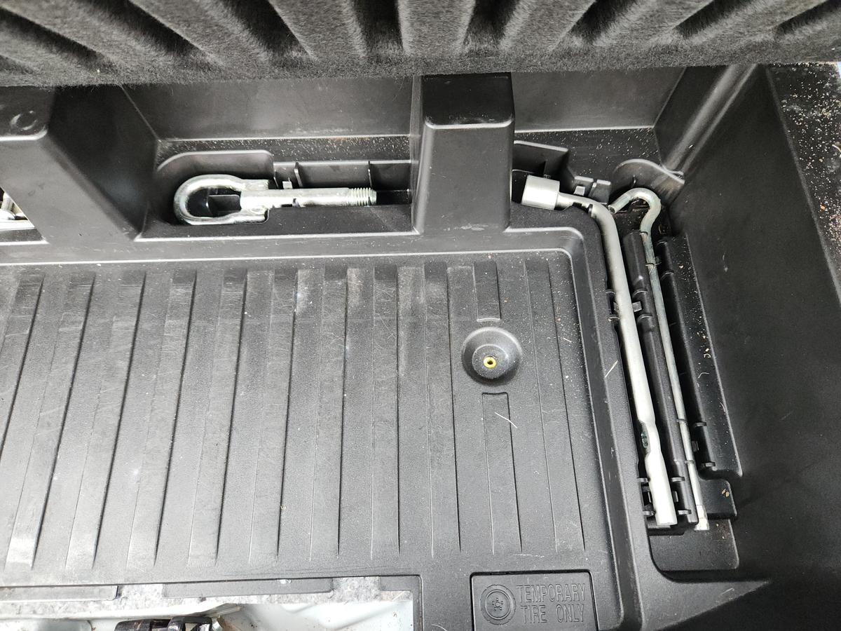 1000937448-Jack/Tool Kit