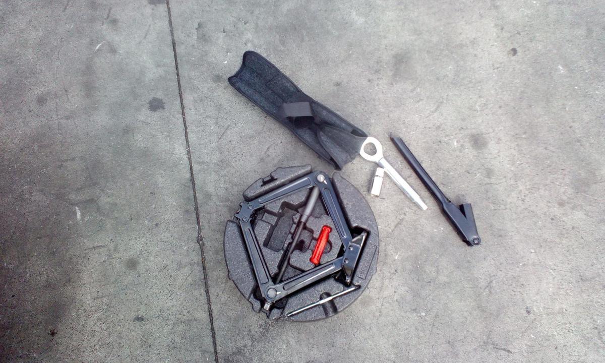 1000715766-Jack/Tool Kit