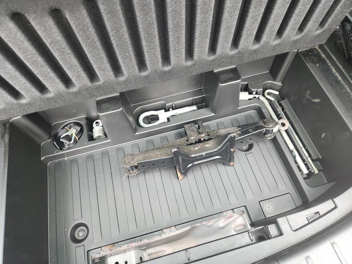 1000891357-Jack/Tool Kit