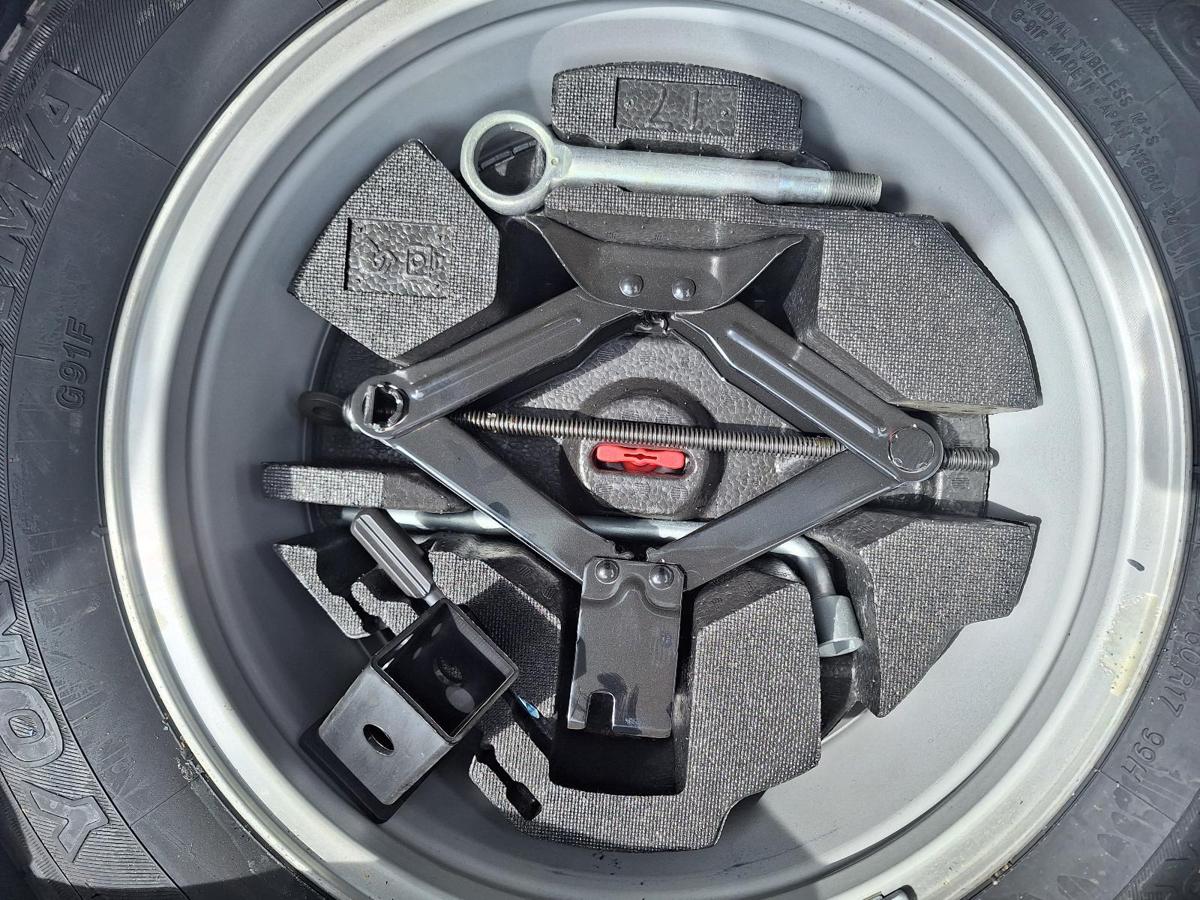1000763696-Jack/Tool Kit